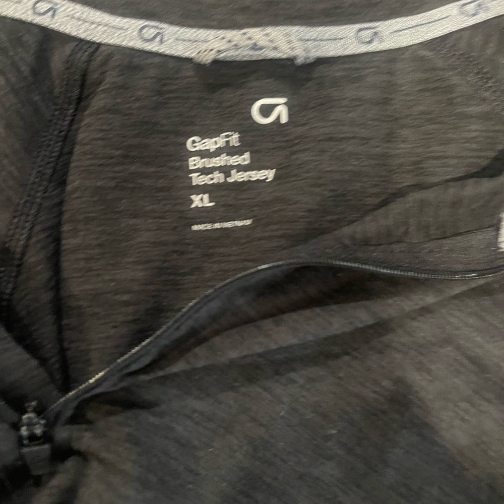 Men’s XL Gapfit moisture wicking long sleeve shirt.